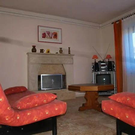 Apartment 2 Bedrooms With Wifi At 2 Km Away From The