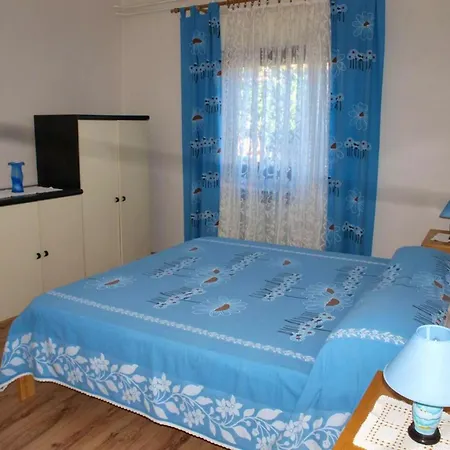 Apartment 2 Bedrooms With Wifi At 2 Km Away From The